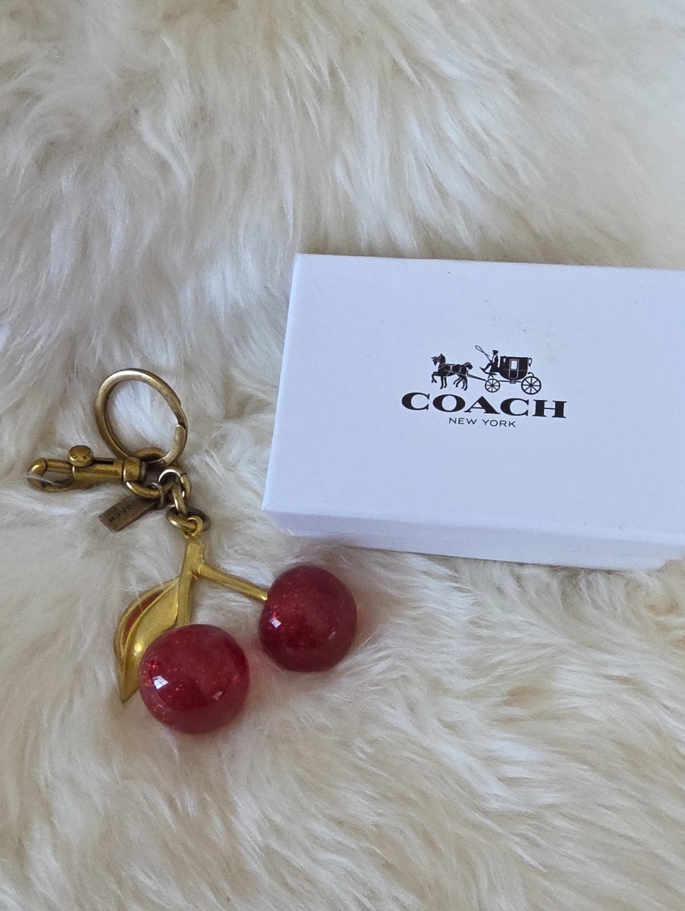 Adorable Coach Large Sparkle Cherries Bag Charm Charm Key Ring ❤️🍒🎁